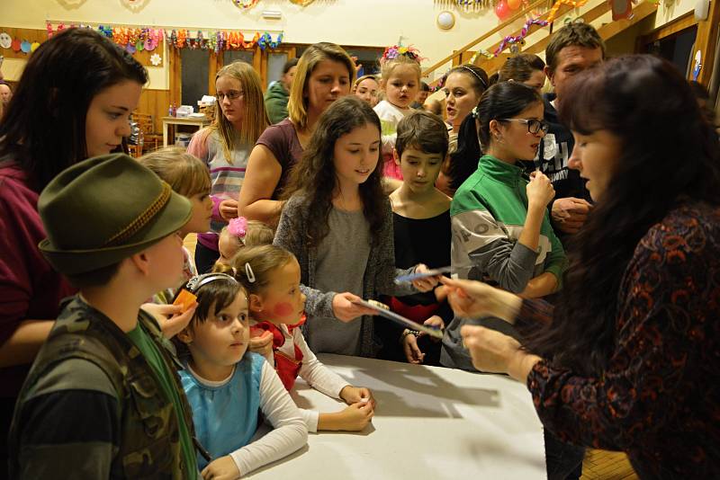 Tradiční dětský karneval pořádala Základní a mateřská škola ve Študlově.