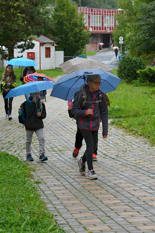 Školáky ze vsetínské Základní školy Rokytnice při jejich cestě do školy 1. září 2020 provázel déšť.