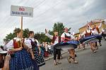 Krojovaní účastníci folklorního festivalu Babí léto procházejí Valašským Meziříčím; sobota 17. září 2016