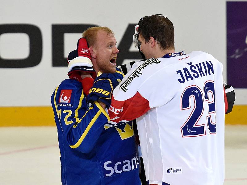 Brno 4.5.2019 - Carlson Hockey Games v brněnské DRFG aréně mezi Českem v bílém (Dmitrij Jaškin) a Švédskem.