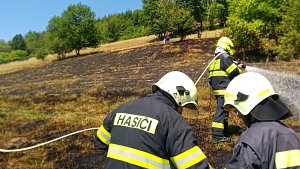 Hasiči likvidují požár trávy v Karolince na Vsetínsku.