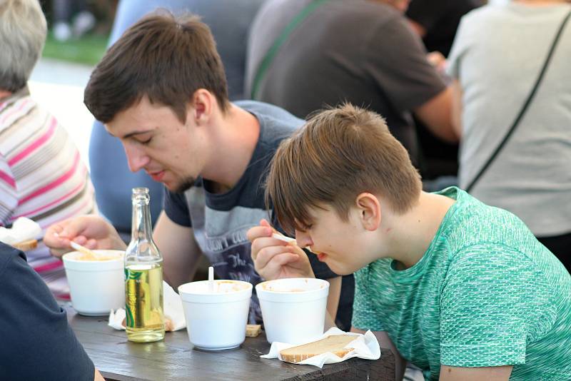 O titul gulášového krále soutěžilo v Ratiboři v sobotu 25. května 2019 sedmnáct týmů.