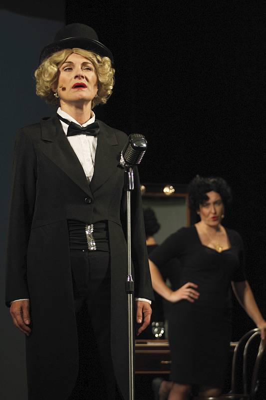 Ochotníci z Divadla v Lidovém domě zkoušení hudební drama Frau Dietrich a Madame Piaf. Hlavních rolí se zhostily Dagmar Pavloušková   (Dietrich) a Kateřina Mrlinová (Piaf).