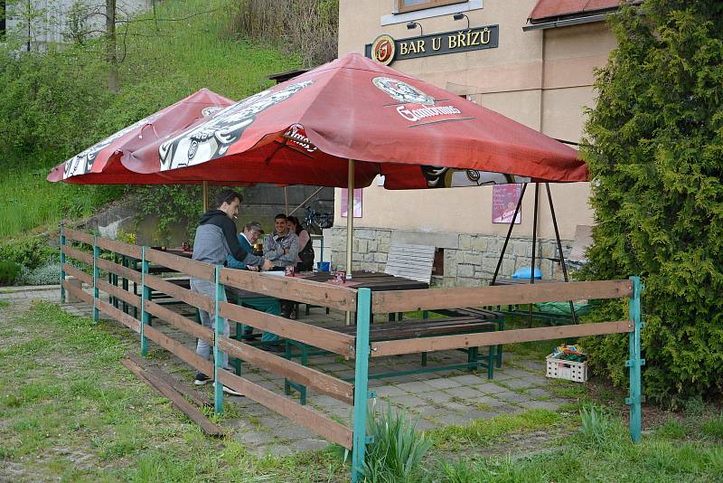 Vsetínské restaurace otevřely zahrádky. Posezení si užívali hosté v sídlišti Rokytnice.