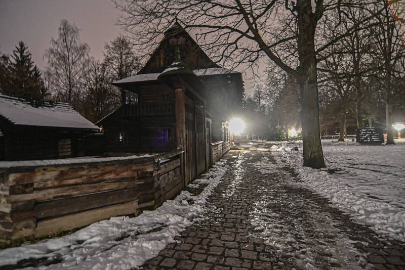 Večerní Valašské muzeum v přírodě pohledem z dronu i ze země.