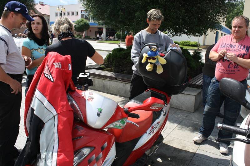 Rožnov pod Radhoštěm v sobotu a neděli hostí III. ročník srazu skútrařů. Přijelo na něj přes tři sta majitelů těchto specifických motorek