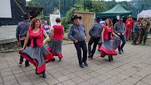 Taneční skupina Kentucky z Nivnice předvádí country tance na 21. ročníku festivalu Starý dobrý western v Bystřičce na Vsetínsku.