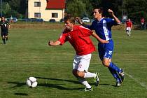 Fotbalisté Hrachovce (červené dresy) v prvním kole 1. B třídy doma porazili Horní Lideč. 