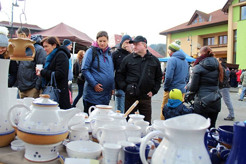 Tradičním Kateřinským jarmarkem ožila v sobotu 25. listopadu 2017 vesnice Hovězí na Horním Vsacku. Na návštěvníky čekaly prodejní stánky s jarmarečním zbožím, bohaté občerstvení, hudební doprovod, ale také soutěž v pojídání jitrnic nebo výstava zvonků Zaz