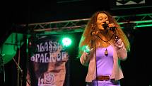 Polská zpěvačka a multiinstrumentalistka Magda Piskorczyk koncertuje se svou kapelou ve velkém sále Kulturního zařízení Valašské Meziříčí na 39. ročníku folk-blues-beat festivalu Valašský špalíček; sobota 26. června 2021