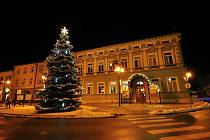 Vánoční výzdoba v Rožnově pod Radhoštěm - vánoční strom na Masarykově náměstí