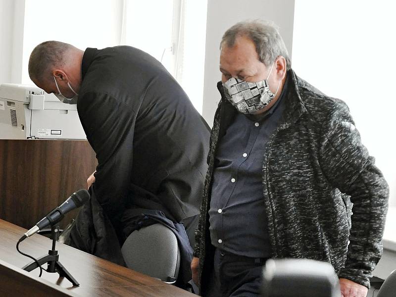 Pavel Pryszcz z Karvinska (vpravo) obžalovaný z nedbalostního trestného činu v souvislosti s ničivým požárem chaty Libušín na Pustevnách v roce u Okresního soudu ve Vsetíně; čtvrtek 11. června 2020