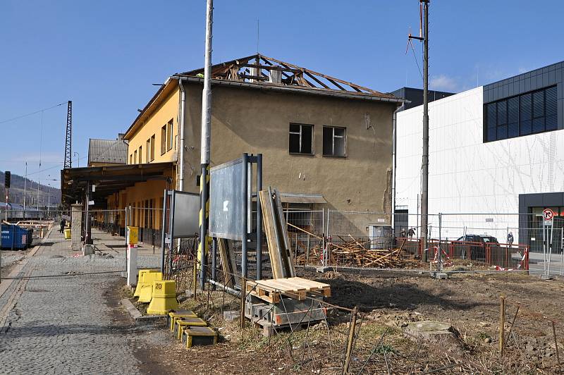 Ve Vsetíně začala v druhém březnovém týdnu demolice části původní výpravní budovy vlakového nádraží.