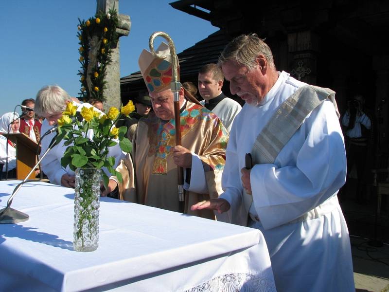 Kardinál Dominik Duka sloužil mši na Radhošti. Jeho slovům naslouchaly tisíce poutníků. 