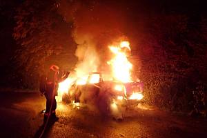 Profesionální a dobrovolní hasiči zasahují v noci na úterý 21. června 2022 u požáru osobního automobilu Mazda v Bystřičce na Vsetínsku.