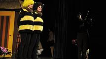 Pohádka Včelí medvídci v podání členů Kroužku divadelních ochotníků z Hvozdné zahájila v pátek 4. března 2016 patnáctý ročník divadelní přehlídky Dny valašského divadla v Hovězí na Vsetínsku. Představení sledovaly desítky dětí z mateřských školek.