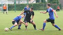 Fotbalisté Vigantic (v černém) se rozloučili s podzimní části I. A třídy skupiny A v derby s Rožnovem pod Radhoštěm přesvědčivou výhrou 5:0. Lví podíl na ni měli největší hvězdy Vigantic Milan Baroš a René Bolf, kteří dali po jedné brance, domácí útočník 