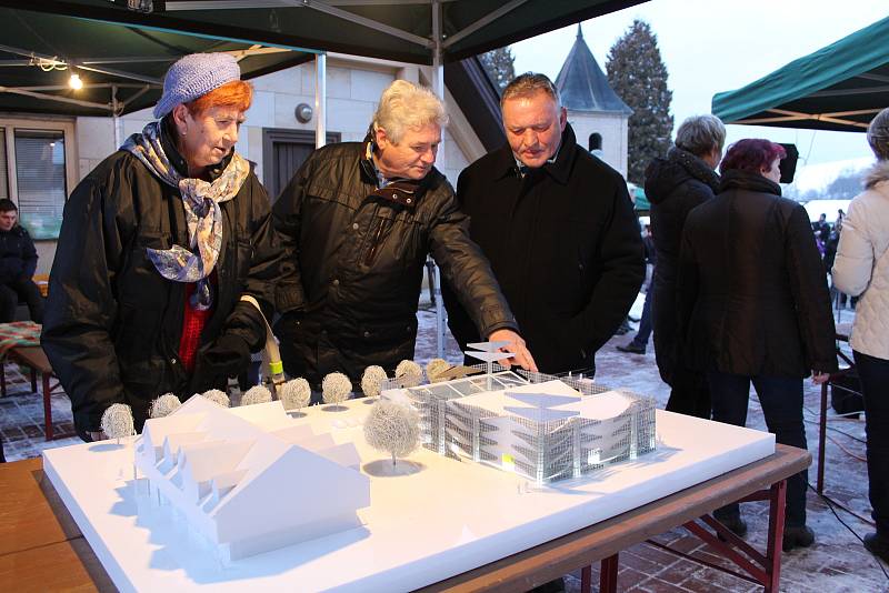 Obyvatelé Horní Lidče se v sobotu odpoledne sešli u místního betlému na adventním setkání.