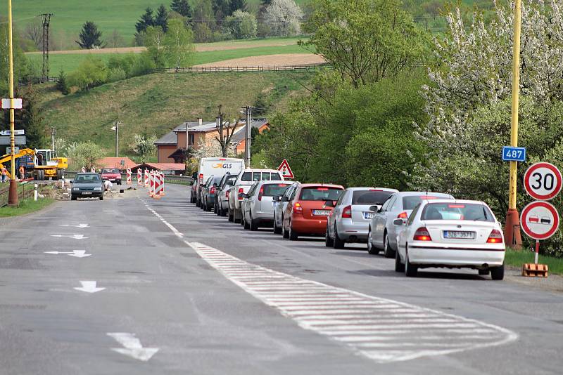 S opravou jeden a půl kilometru dlouhého průjezdu a stavbou chodníků od budoucího kruhového objezdu do části Bradov se pokračuje v Hovězí. Kyvadlovou dopravu řídí semafory.