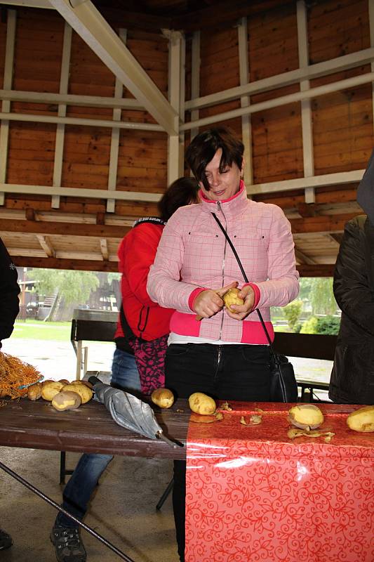 V kulturním areálu v Liptálu se konal v sobotu 23. září Gastro folklorní festival. Dopoledne patřilo soutěži ve vaření a pojídání brynzových halušek.