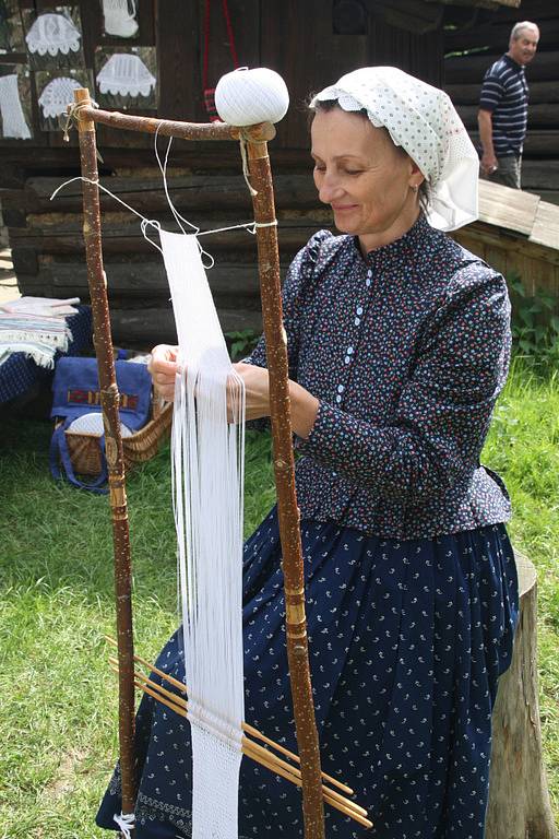 Ukázka vyhánění stáda na pastviny, oživlá stavení s ukázky tradičních řemesel a otevření nových objektů, takové bylo oficiální zahájení sezóny uplynulou sobotu v rožnovském Valašském muzeu v přírodě.