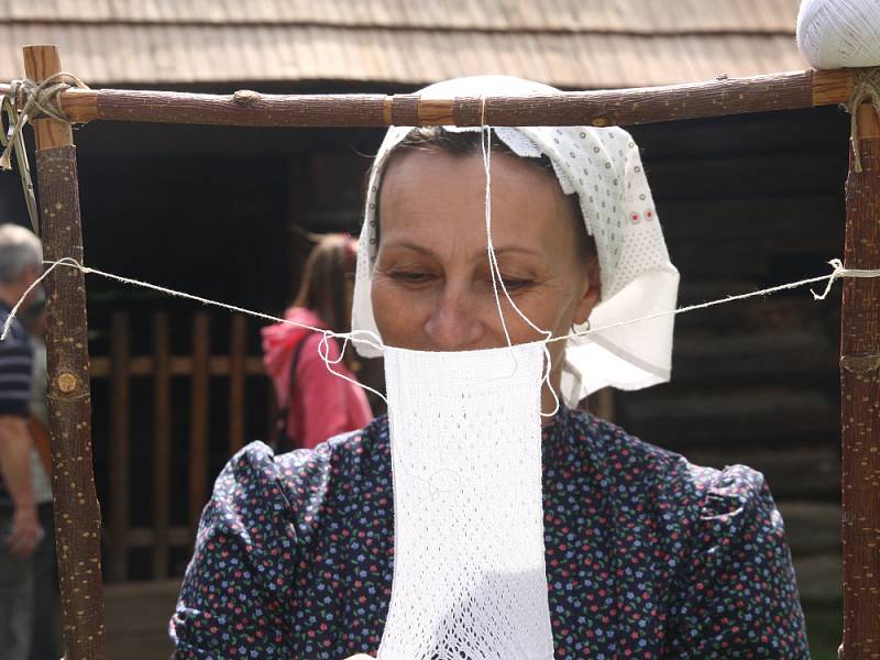 Ukázka vyhánění stáda na pastviny, oživlá stavení s ukázky tradičních řemesel a otevření nových objektů, takové bylo oficiální zahájení sezóny uplynulou sobotu v rožnovském Valašském muzeu v přírodě.