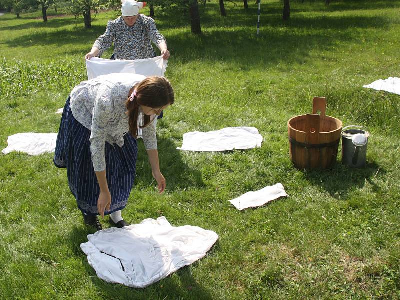 Ukázka vyhánění stáda na pastviny, oživlá stavení s ukázky tradičních řemesel a otevření nových objektů, takové bylo oficiální zahájení sezóny uplynulou sobotu v rožnovském Valašském muzeu v přírodě.