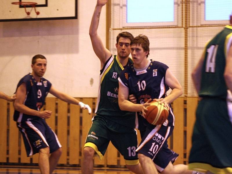 Basketbalisté Jasenice (zelené dresy) ve druhém finále prohráli 66:70, celkově ale vybojovali postup do druhé ligy.