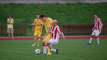 Fotbalisté Valašského Meziříčí (pruhované dresy) v pátém kole poprvé v sezoně vyhráli, porazili Velké Karlovice 2:1. 