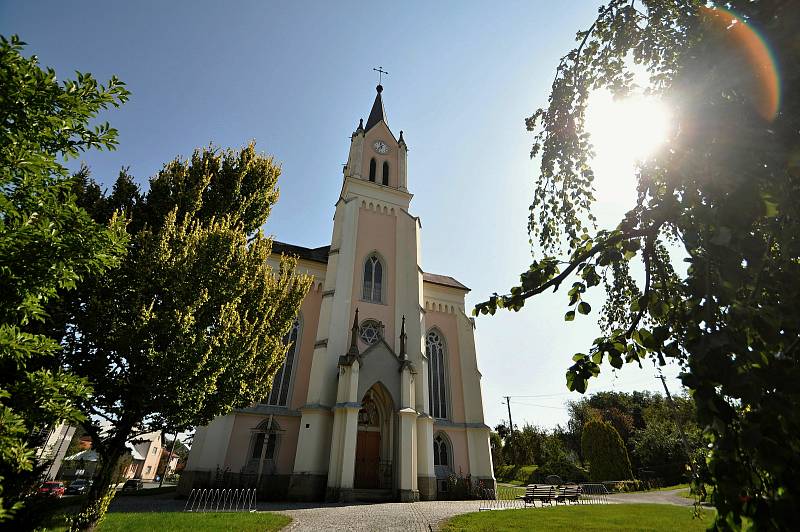 Vidče - novogotický kostel svatých Cyrila a Metoděje dokončený v roce 1915 díky sbírkám, které několik let po celé Moravě pořádal řídící učitel Hynek Kašlík.
