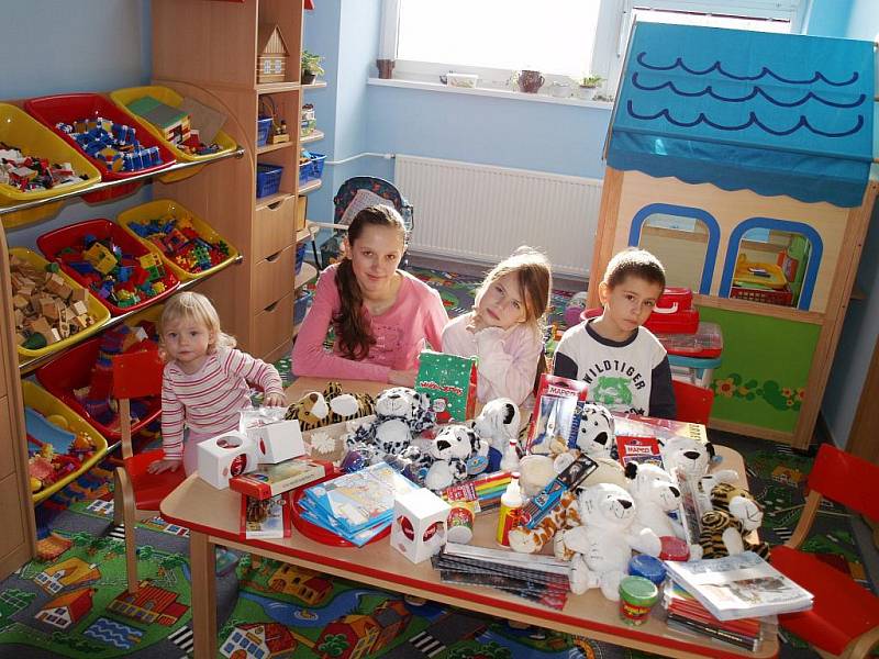 Hospitalizované děti v současné době naplno využívají prostor zmodernizované herny ke svým hrám. K dispozici mají nové hračky, ale také nábytek a zařizovací předměty. 