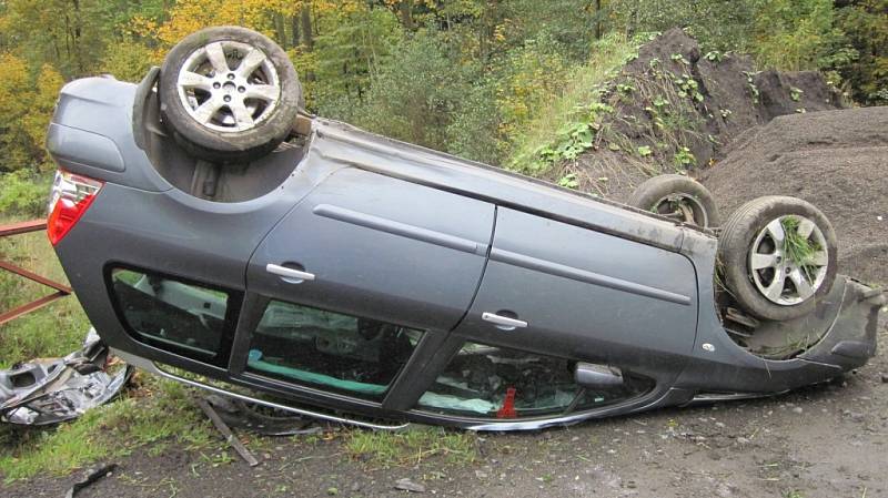 Auto po nehodě skončilo na střeše, řidička se lehce zranila