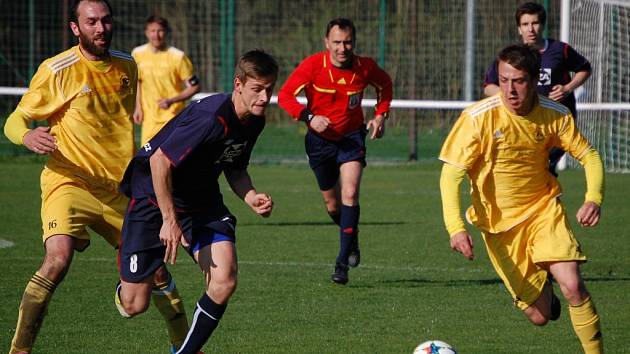 Fotbalisté VKK (žluté dresy) v dohrávce 20. kola divize E remizovali s Valašským Meziříčím 1:1.