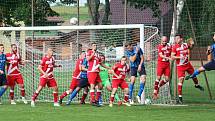 Fotbalisté Vsetína (v červených dresech) v neděli odpoledne vyhráli ve Všechovicích 4:3.