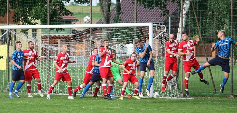 Fotbalisté Vsetína (v červených dresech) v neděli odpoledne vyhráli ve Všechovicích 4:3.