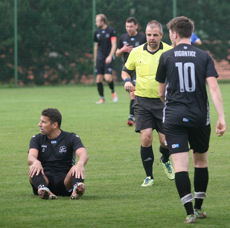 Fotbalisté Vigantic (v černém) se rozloučili s podzimní části I. A třídy skupiny A v derby s Rožnovem pod Radhoštěm přesvědčivou výhrou 5:0. Lví podíl na ni měli největší hvězdy Vigantic Milan Baroš a René Bolf, kteří dali po jedné brance, domácí útočník 