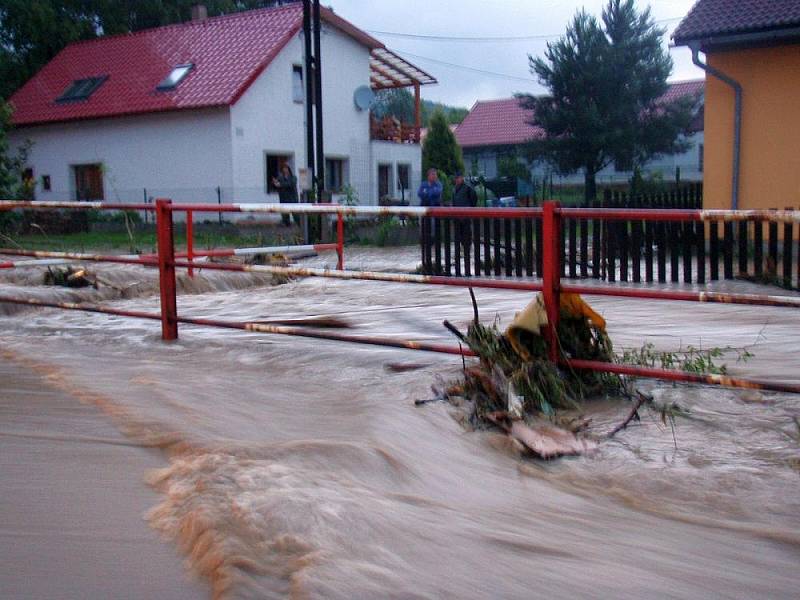 Pomoc hasičů při záplavách na Valašsku.