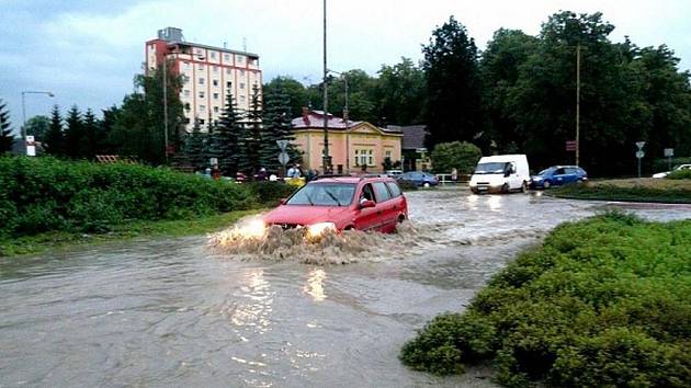 Pomoc hasičů při záplavách na Valašsku.