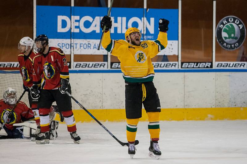 Šesté kolo kvalifikace o WSM ligu, zápas mezi týmy HC Vlci Jablonec nad Nisou a VHK ROBE Vsetín, se odehrálo 13. dubna na zimním stadionu v Jablonci nad Nisou. Na snímku vpravo Lukáš Finsterle.