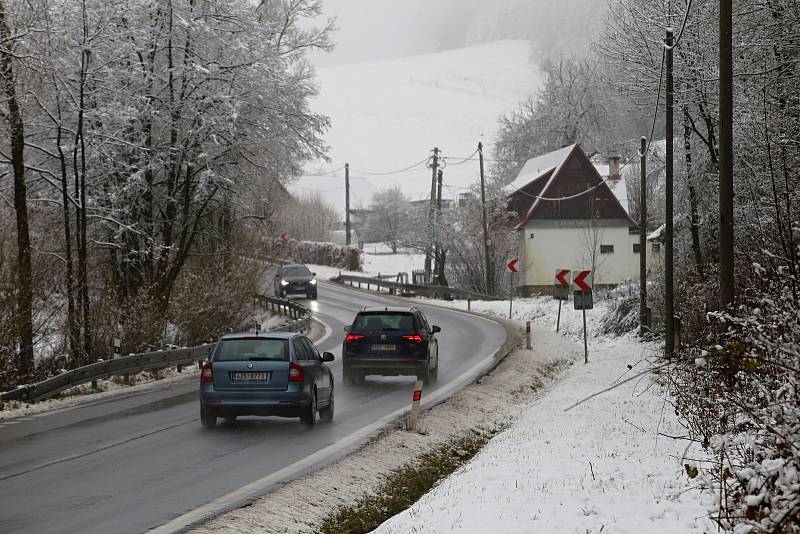 První sníh na silnici na kopci Sirákov nad obcí Liptál.