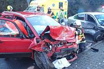 Tři lidé skončili v nemocnici po nedělní nehodě dvou aut v Halenkově na Vsetínsku.