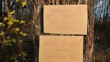 Papírové cedule, které někdo umístil poblíž výpusti kanálu vedoucího do valašskomeziříčské části Juřinka z areálu bývalé Tesly Rožnov; středa 2. prosince 2020