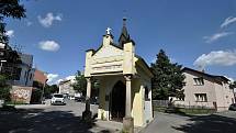 Valašské Meziříčí - kaple sv. Rocha ve Vrbenské ulici je jednou z mála památek, které přečkaly asanaci starého meziříčského předměstí a městečka Krásna v 60. a 70. letech 20. století.