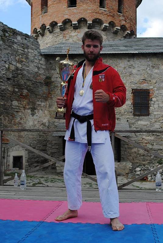 Karatista Martin Káčer ze Vsetína se karate věnuje od svých pěti let. Na svém kontě má řadu úspěchů. V roce 2016 se stal mistrem světa v kumite. Je také trenérem, technikám karate učí nejmenší děti.