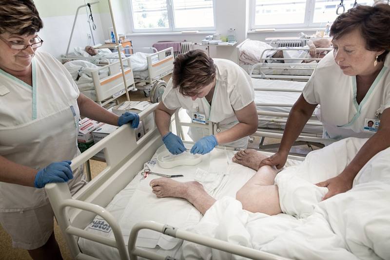 Fotografie Jindřicha Štreita pořízená ve Vsetínské nemocnici pro výstavu Jsem sestra.