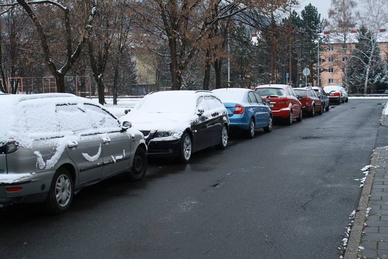 Někteří řidiči zatím nové značení nerespektují. Navíc mají vozy odstaveny v protisměru.