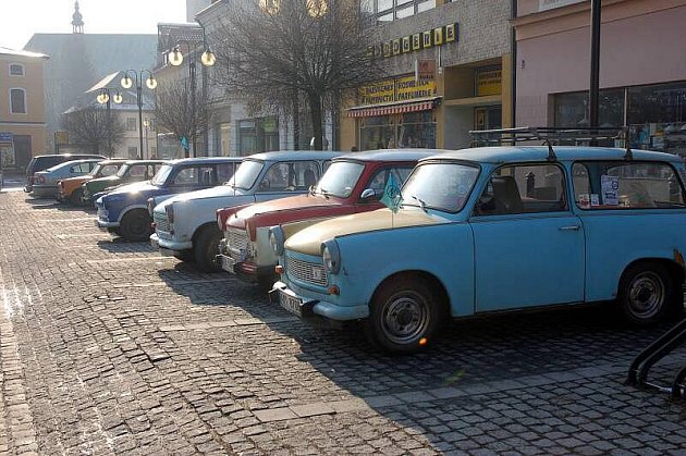 Na rožnovské náměstí v sobotu zavítaly v rámci akce Trabanti na sněhu desítky těchto téměř historických vozidel. 