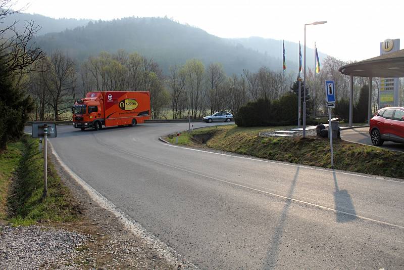 Z frekventované křižovatky u čerpací stanice ve Valašské Polance by měl během příštího roku vzniknout kruhový objezd.