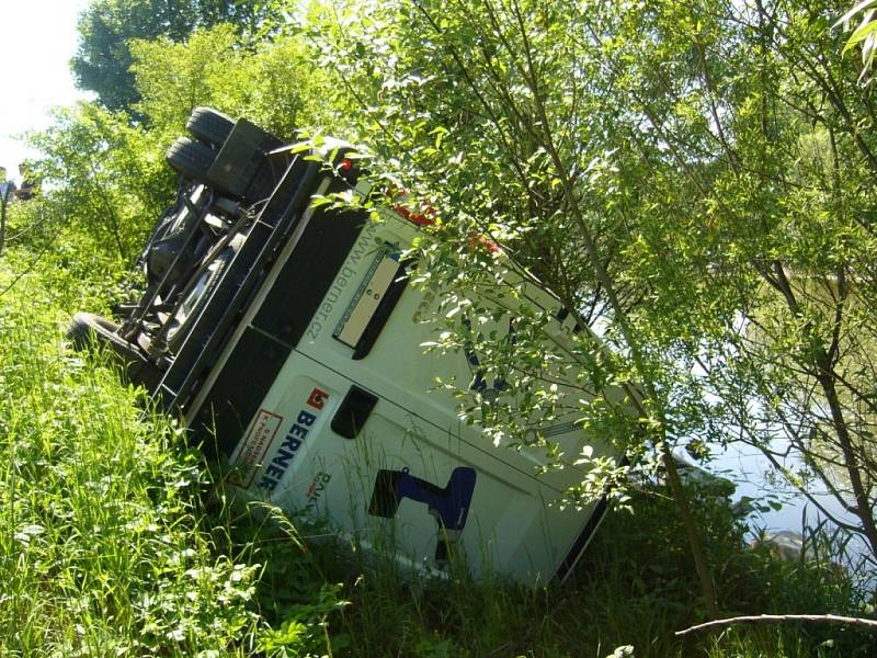 Řidič převrátil plně naložené auto na břeh řeky.