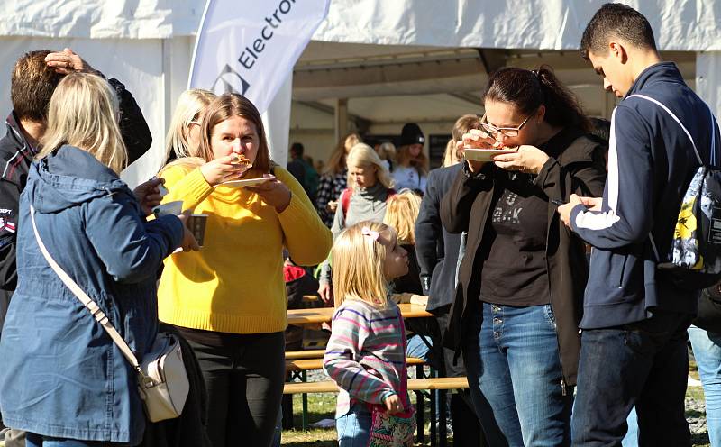 V sobotu 6.10.2018 začal ve Velkých Karlovicích svátek jídla. Dvoudenní Karlovský gastrofestival přilákal tisíce gurmánů.